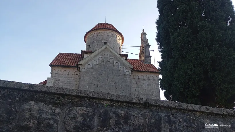 6902 Şehrin sakin bir bölgesinde, site içerisinde yüzme havuzlu villalar